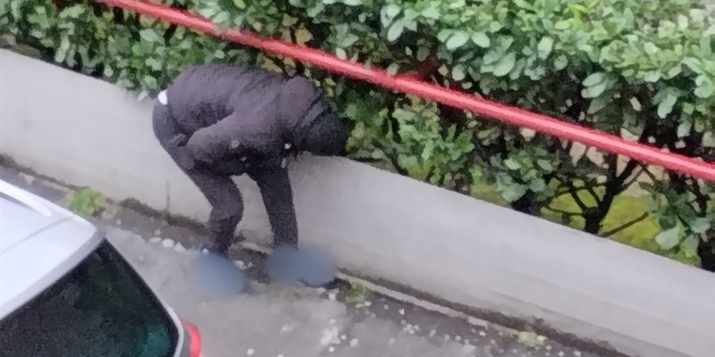 spacciatore in azione in viale Redi