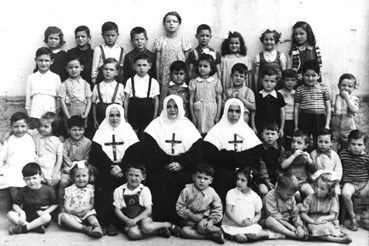 Un gruppo di bambini e bambine all’Asilo infantile delle Suore Stimmatine –1945

