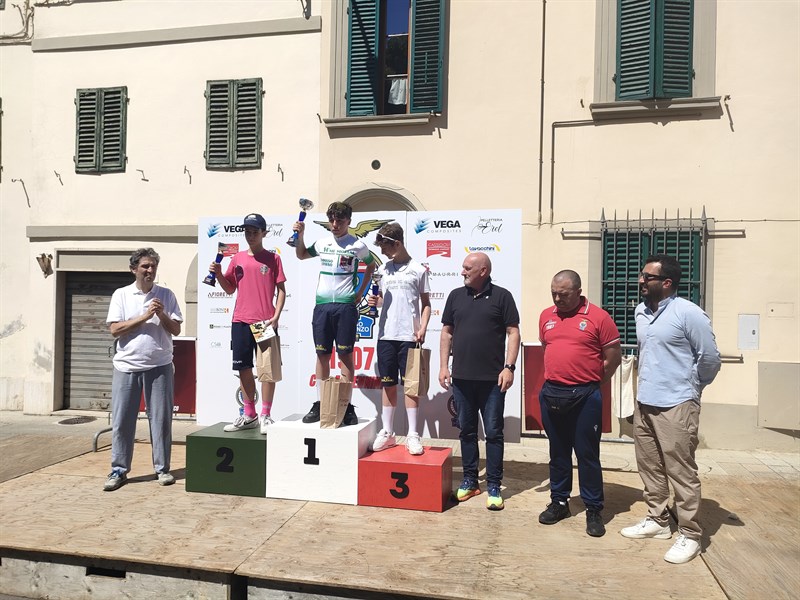 La premiazione dei primi tre atleti della prima categoria esordienti.