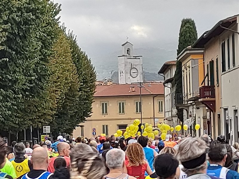 Un particolare della partenza della Maratona alle 9:15 precise come segna la torre civica dell'orologio 
