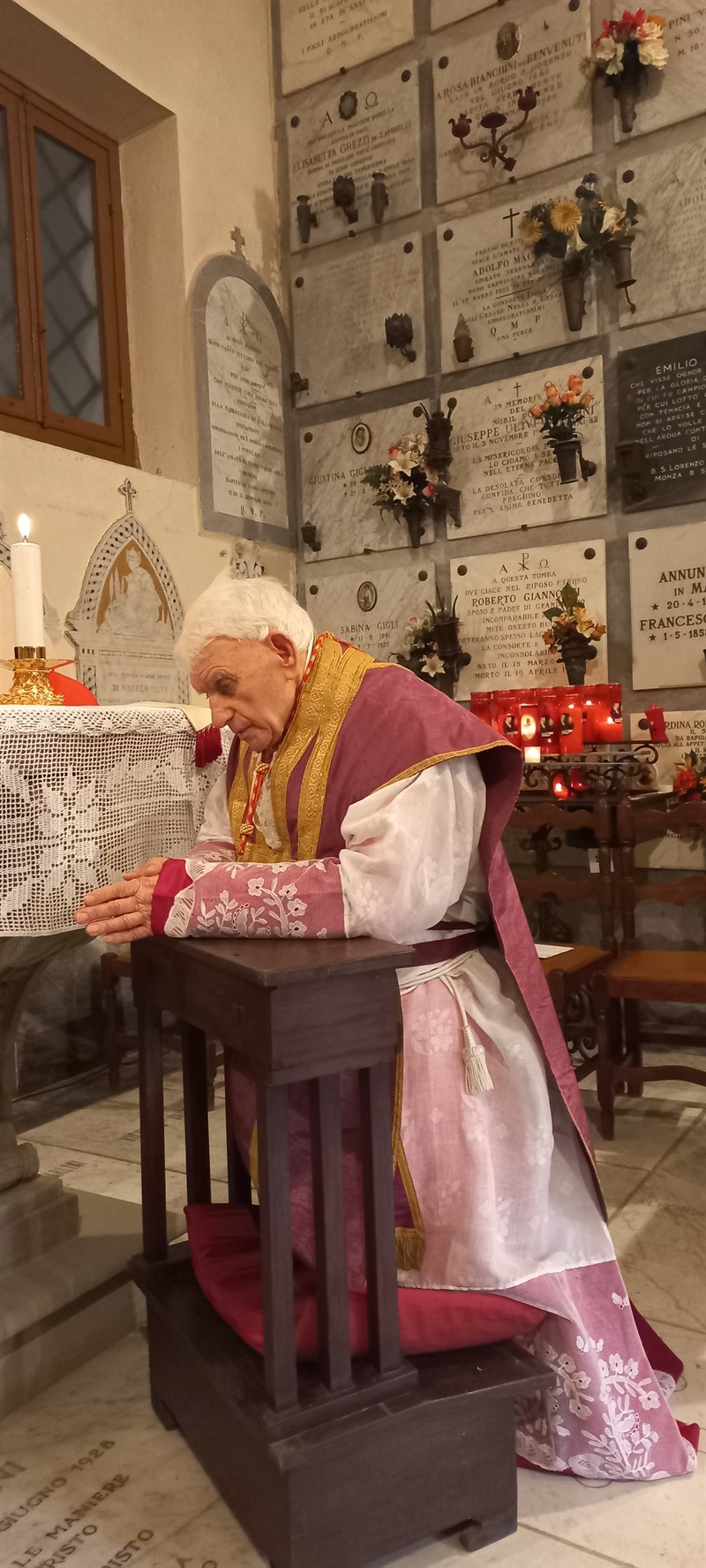 Il Cardinale in preghiera