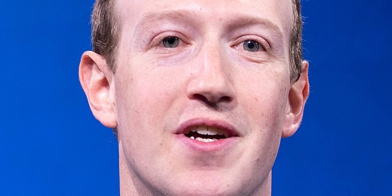 2004, Mark Zuckerberg inventa Facebook