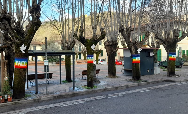 Iniziativa delle bandiere fatte ad uncinetto a Mulino del Piano