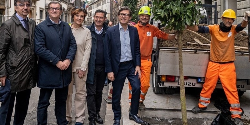 la piantumazione in via Cavour