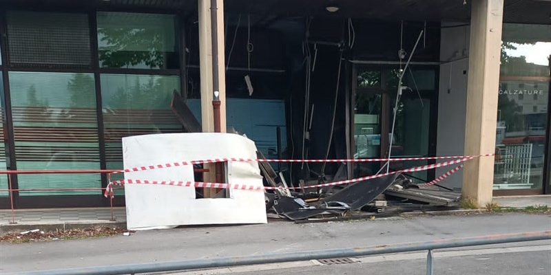 AGGIORNAMENTO - Scarperia, gru sfonda la parete della banca e porta via il bancomat