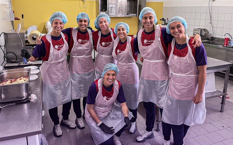 Le calciatrici della Fiorentina alla mensa Caritas