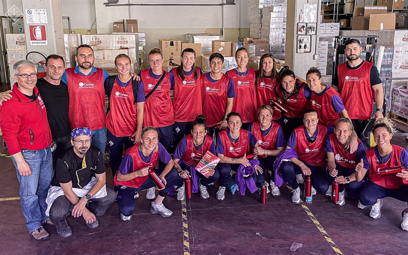 Le calciatrici della Fiorentina alla mensa Caritas