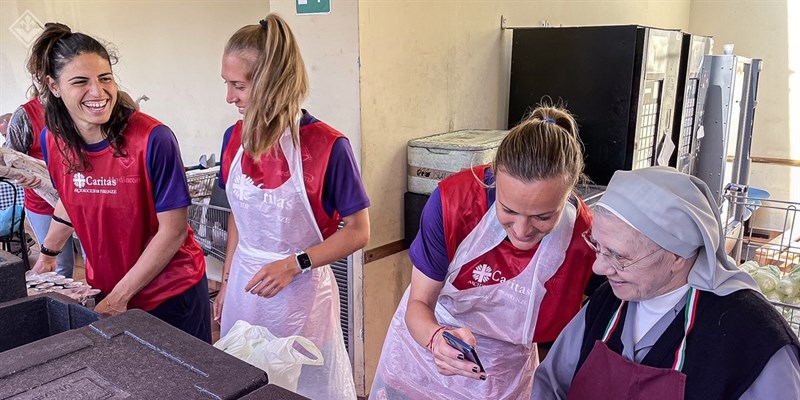 Le calciatrici della Fiorentina alla mensa Caritas