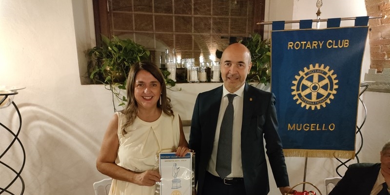La dott.ssa Antonella Baccaro del Corriere della Sera con il dott. Pasquale Petrone, presidente del Rotary Club Mugello.        