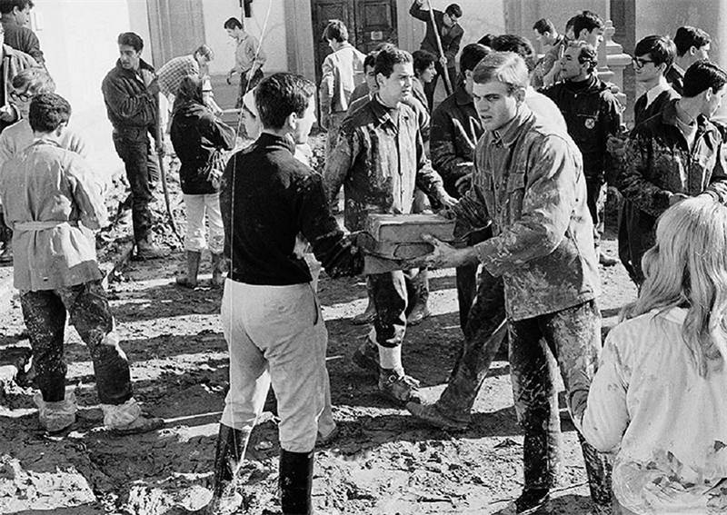 destra un noto personaggio borghigiano, Francesco Paoli detto “capello” fu uno degli angeli del fango a Firenze.  