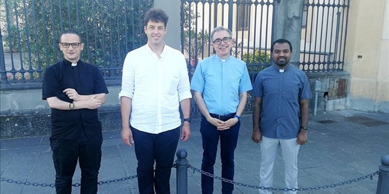 A destra don Nidhin Kochuveetil Joseph, insieme ad alcuni confratelli; Don Matteo, Don Antonio e Don Luciano. 