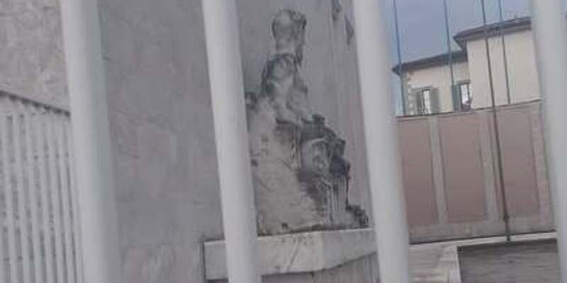 Il gruppo scultore drammaticamente lasciato a se stesso