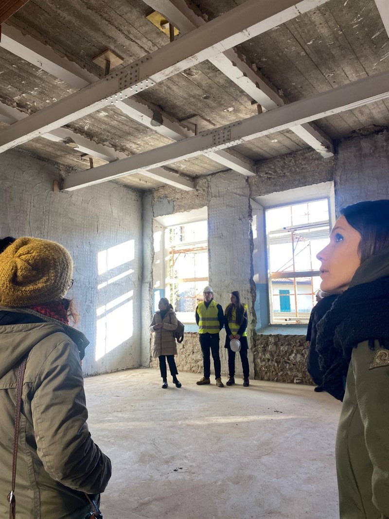 Pontassieve, PNRR Scuola De Amicis: Comune e famiglie dei futuri alunni visitano il cantiere 