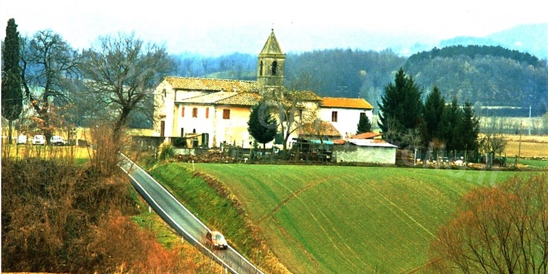 La chiesa di San Michele Figliano nel mezzo ai campi del Mugello 