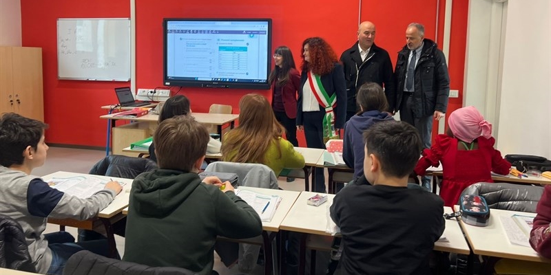 Gli studenti delle scuole medie “Leonardo da Vinci” tornano ufficialmente nella rinnovata sede di via Garibaldi