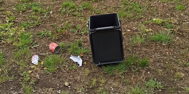 Il bidone dell'umido saccheggiato dai cinghiali