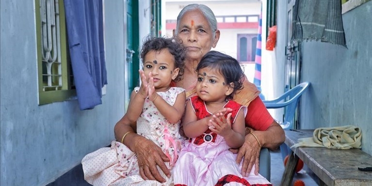 2019 - Una donna di 73 anni partorisce due gemelle