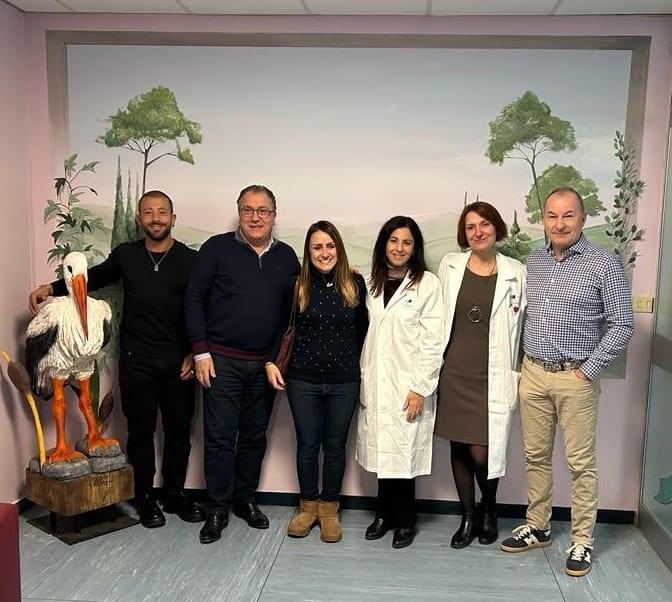 La direttrice Pellegrino con alla sua destra uno dei due donatori