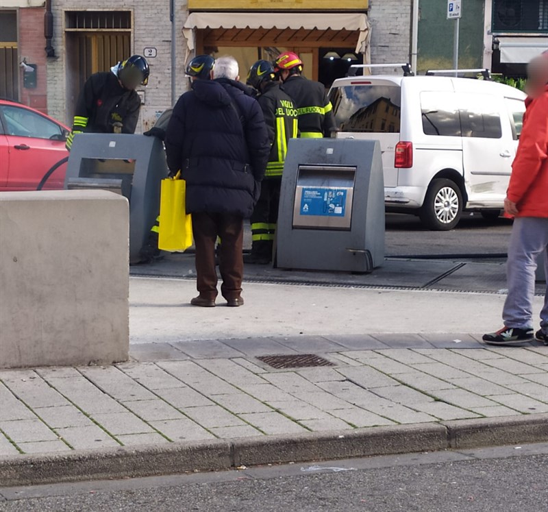 Cassonetto della carta a fuoco in piazza San Jacopino