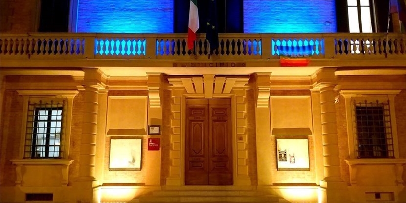 Il Municipio di Borgo illuminato 