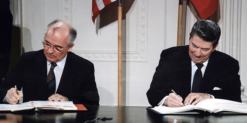 1986 - Mickail Gorbaciov, nella foto con Ronald Reagan lancia la Perestroika