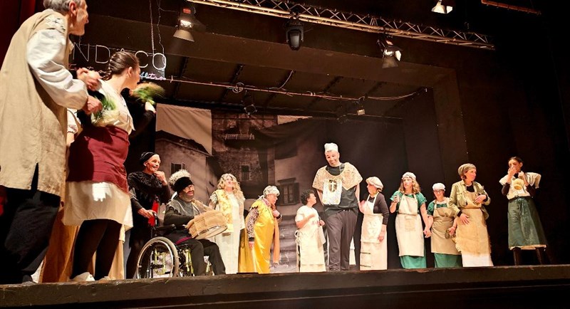 Secondo Sold out per “Oh che bel castello” AL Giotto di Vicchio: tutti i colori di I.N.D.A.C.O per uno spettacolo eccezionale!