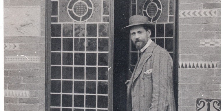 Un giovane Galileo Chini entra ella Fabbrica di ceramica a Borgo San Lorenzo 