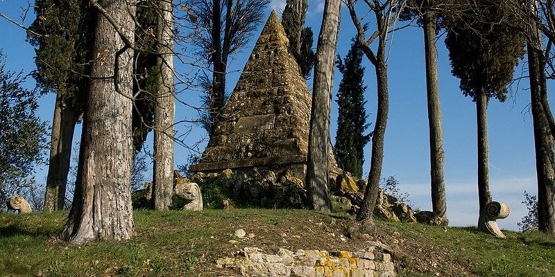 La piramide commemorativa della battaglia a Montaperti