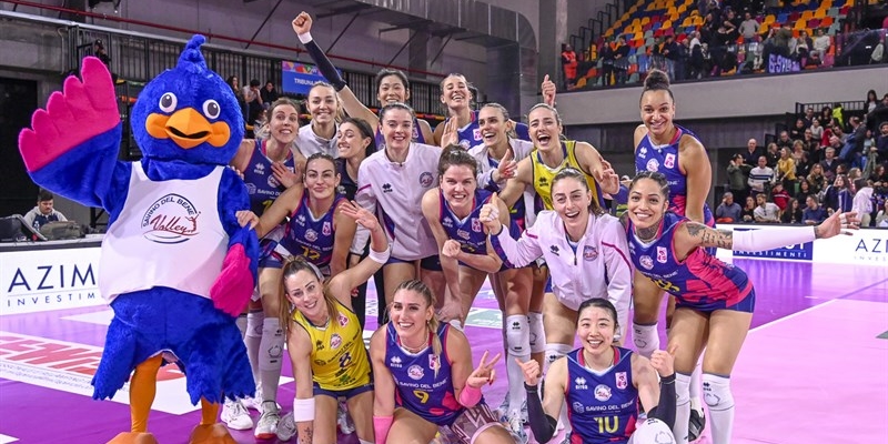 La Savino Del Bene Scandicci festeggia la vittoria.