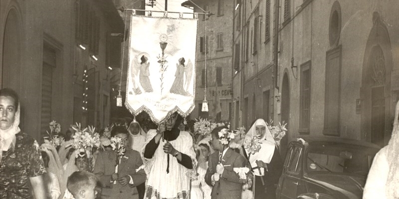 Una processione Corpus Domini nel 1956, transita in via Pananti.