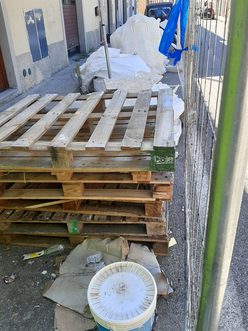 La sporcizia in via Brocchi