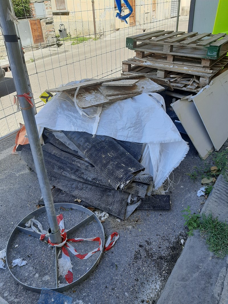 La sporcizia in via Brocchi