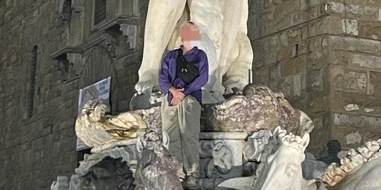 il turista tedesco sulla statua