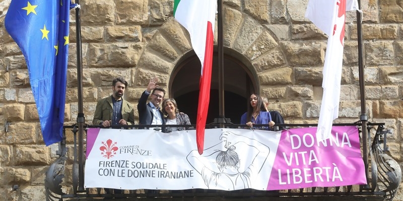 Uno striscione a Palazzo Vecchio per essere vicini alle donne iraniane