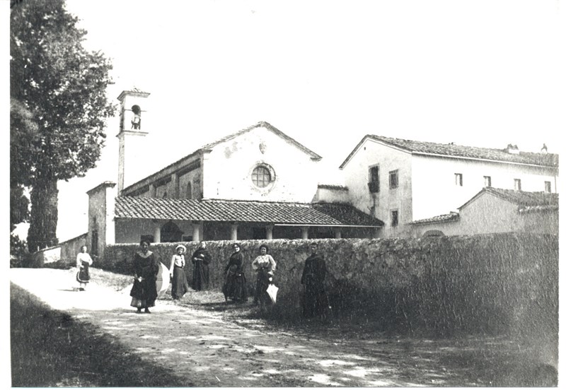 Il complesso conventuale del Bosco ai Frati, da una immagine dell’Avv. Ungania del 1913.La signora al centro con l’ombrello bianco è la moglie dell’ Ungania
