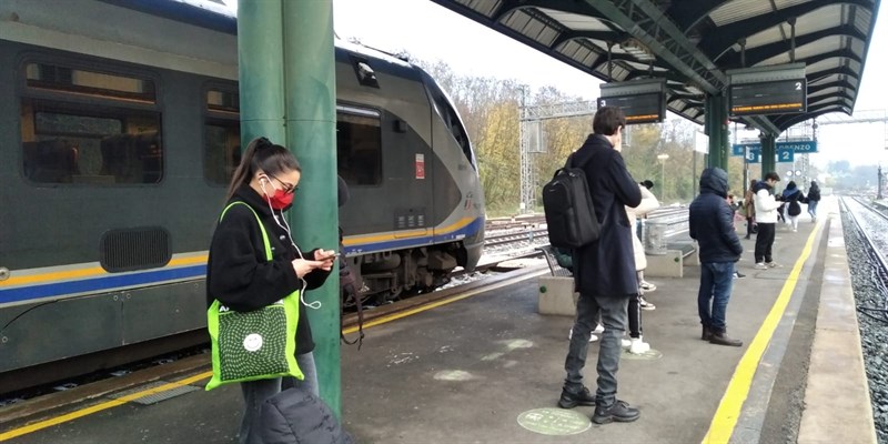 Pendolari in attesa a Borgo