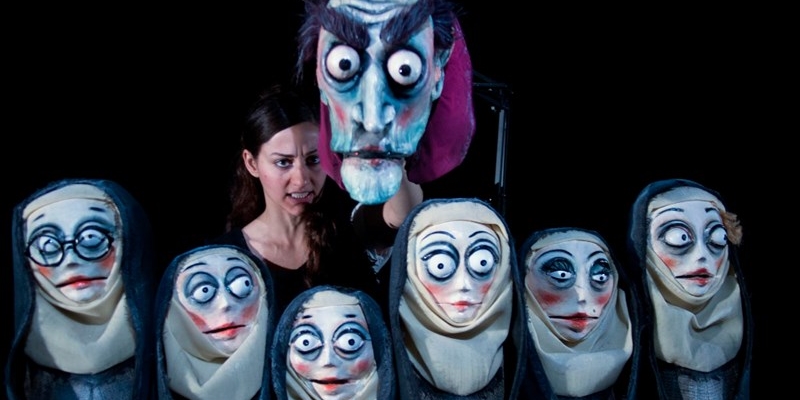 Teatro Corsini, Marta Cuscunà in "La semplicità ingannata": satira per attrici e pupazze sul lusso d’esser donne