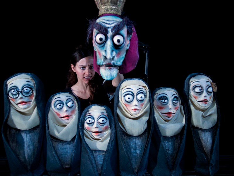 Marta Cuscunà in LA SEMPLICITA’ INGANNATA | Satira per attrici e pupazze sul lusso d’esser donne