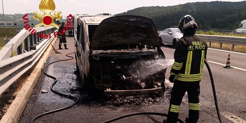 A1 Barberino - Incendio di un furgone - Per fortuna nessun danno a persone
