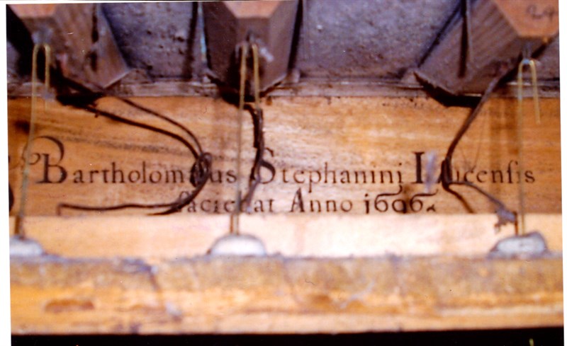 Durante la rimozione dell'Organo Stefanini venne fuori la firma dell’autore: “ Bartholommeus Stephanini lucensis faciebat anno 1696”