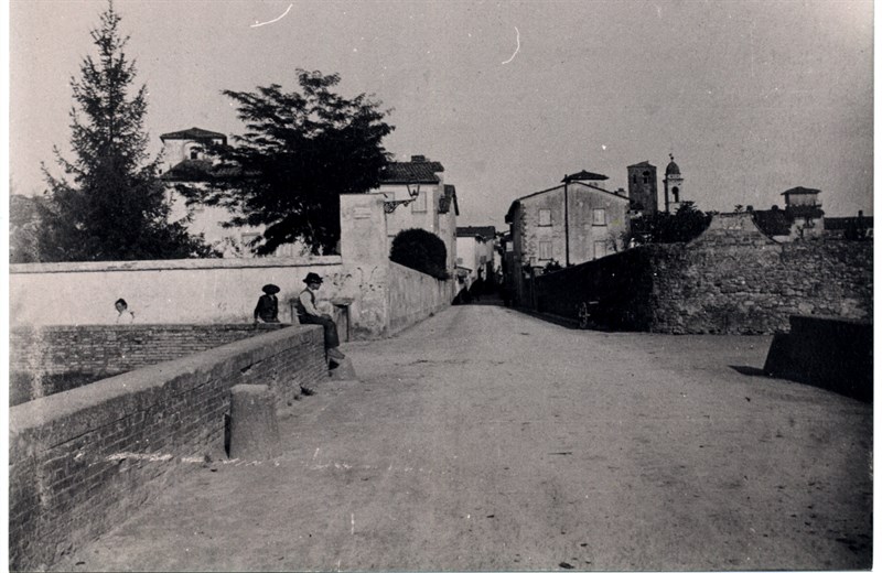 A sx il muro al Ponterosso primi del ‘900 dell’Avv. Giuseppe Ungania. (dal libro “L’ultimo Mugello – 1900/1920”)