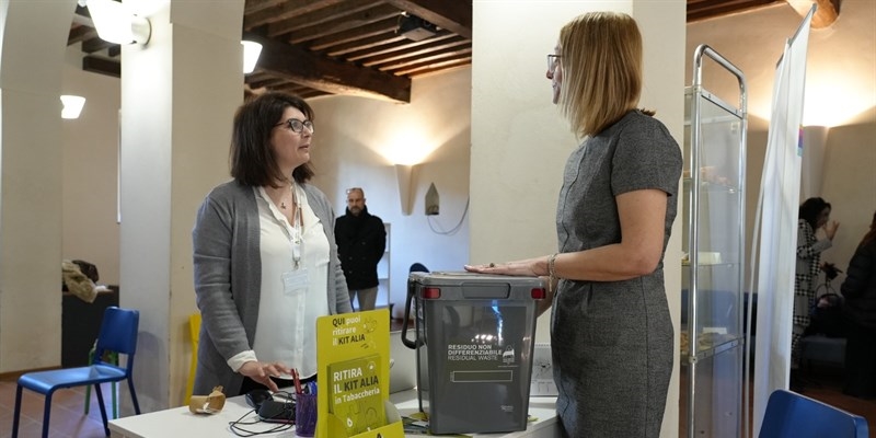 Alia Plures: "adeguamento dei colori per la raccolta differenziata: carta in blu, imballaggi in giallo"