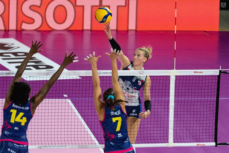 Savino Del Bene Volley e Il Bisonte Firenze in una azione di gioco del Derby Fiorentino.