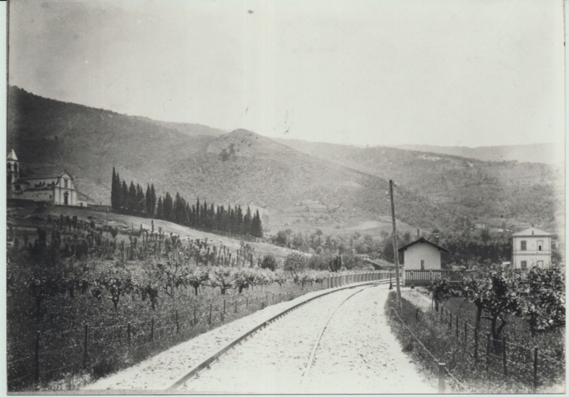 1913 - La linea ferrata e in alto la Chiesa di San Detole
