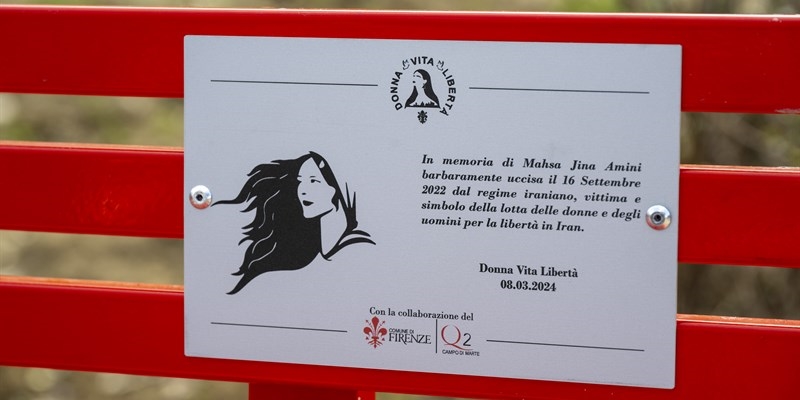 Panchina rossa con targa dedicata a Mahsa Amini all’Area Pettini Burresi nel Quartiere 2