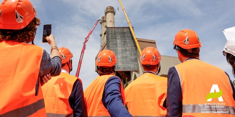 L'inizio della demolizione al suono della sirena