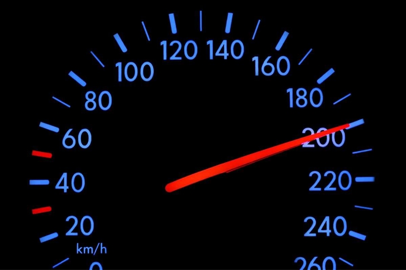 Va a oltre 200 km/h in autostrada, ma non possono multarlo (www.okmugello.it)