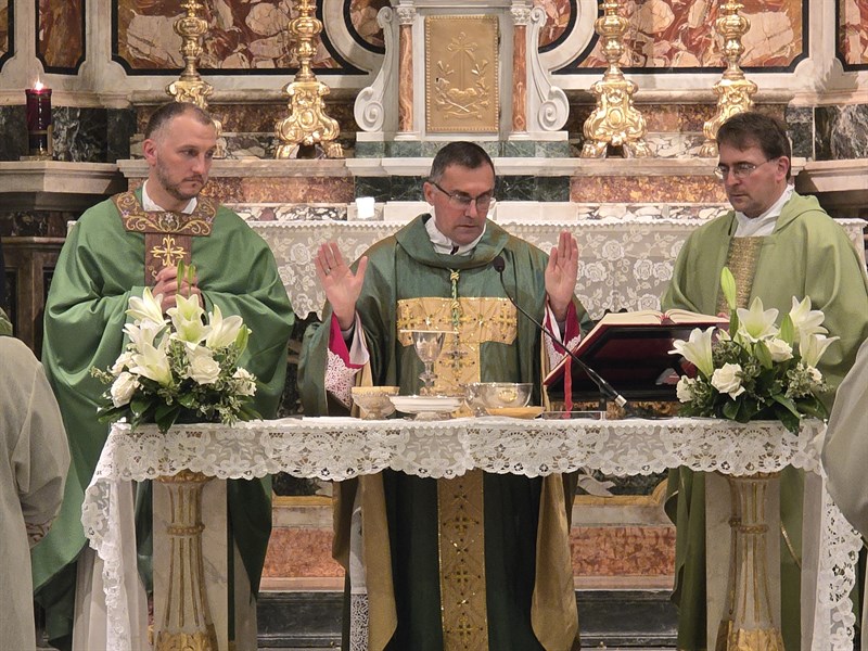 A sinistra don Leonardo Tarchi  durante la cerimonia di investitura con accanto il Vescovo di Firenze Mons. Gherardo Gambelli. 