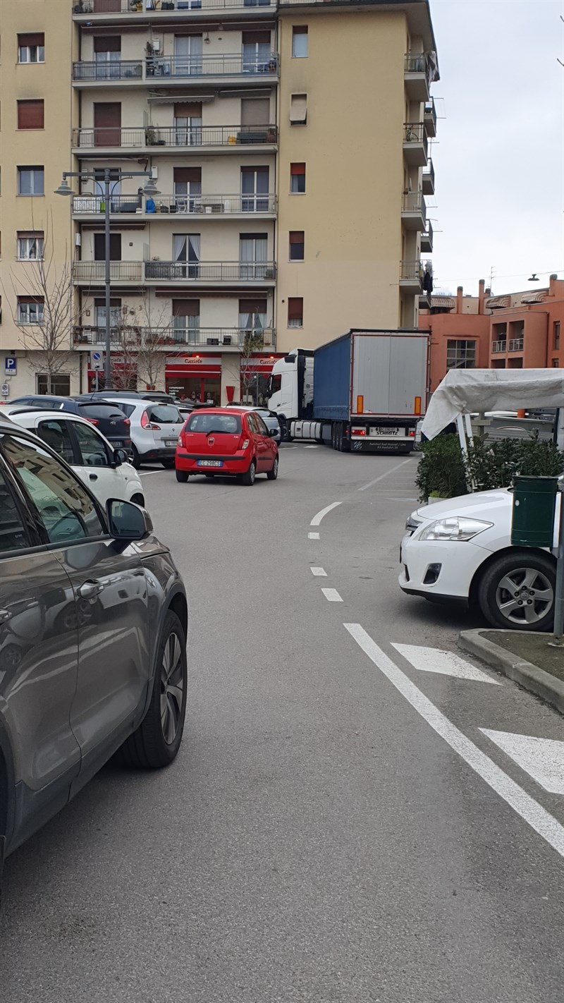 Il  mezzo pesante incastrato in Piazza Vittorio Veneto