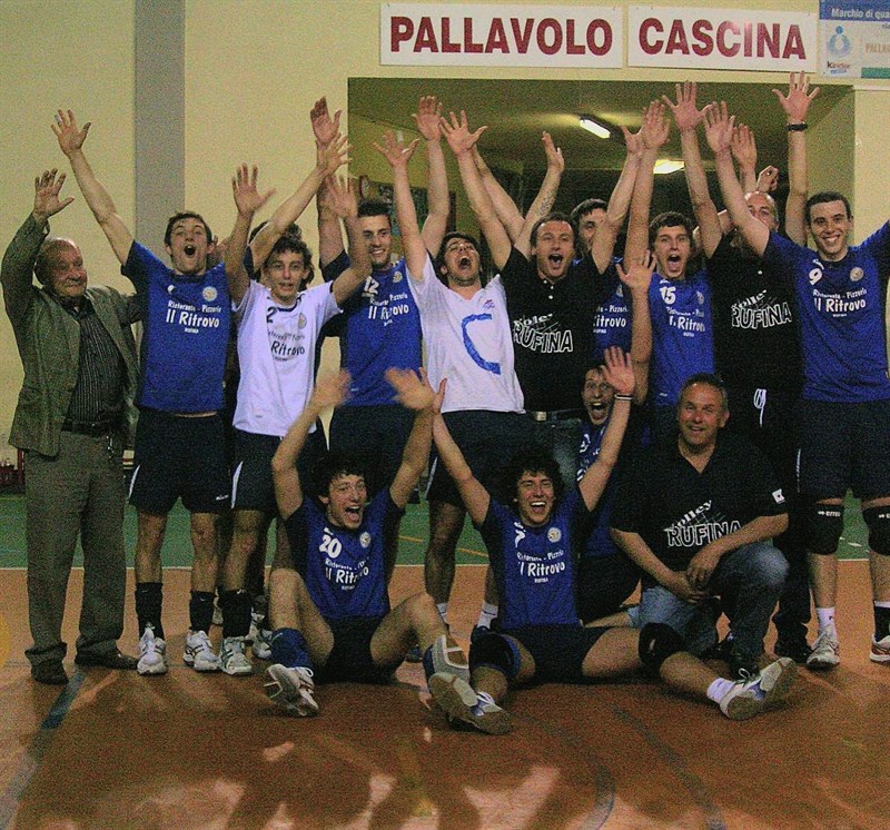 Lugi Franceschi insieme ai suoi ragazzi della pallavolo Polisportiva Remo Masi